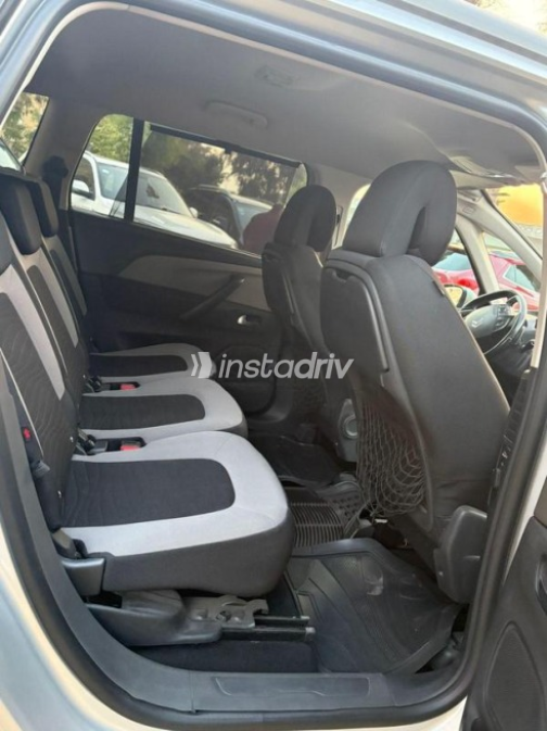 Citroën C4 2017 White Automatic Used for Sale in Nasr city - 9