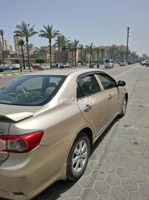 تويوتا كورولا 2011 ذهبي أوتوماتيك مستعملة للبيع في الإسكندرية - 3