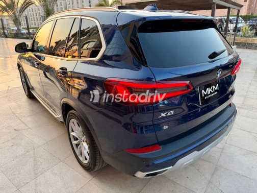 بي ام دبليو X5 2020 أزرق غامق أوتوماتيك مستعملة للبيع في القاهرة - 9