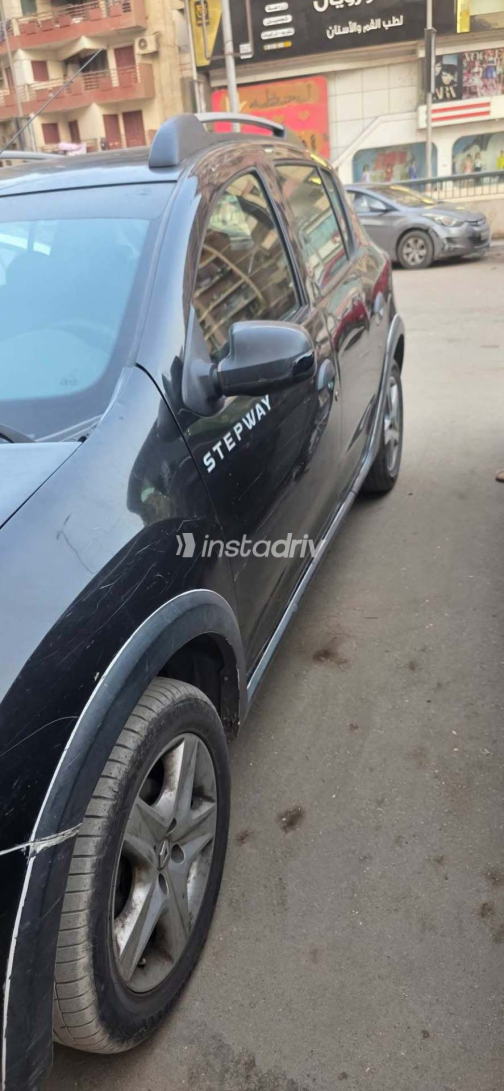 Renault Sandero Step Way 2015 Black Manual Used for Sale in Asyut - 4