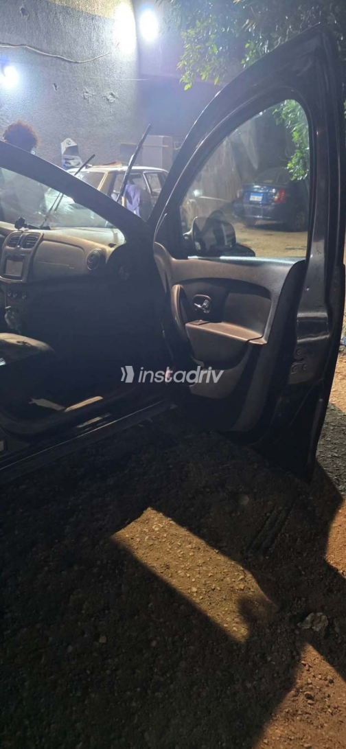 Renault Sandero Step Way 2015 Black Manual Used for Sale in Asyut - 9
