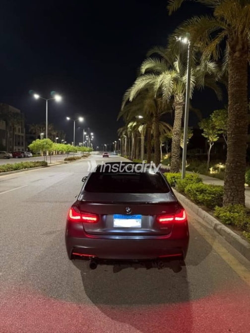 بي ام دبليو 318 2018 رمادي أوتوماتيك مستعملة للبيع في القاهرة - 4