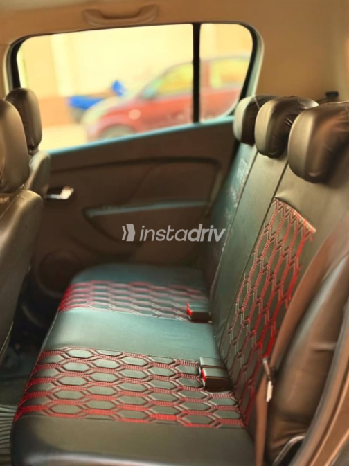 Renault Sandero Step Way 2016 Black Automatic Used for Sale in Cairo - 3