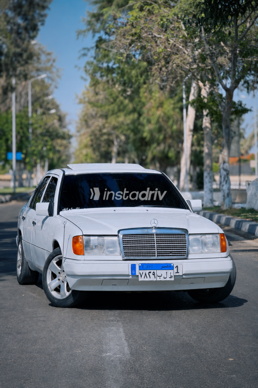 Mercedes E 200 1986 White Automatic Used for Sale in Ismailia - 4