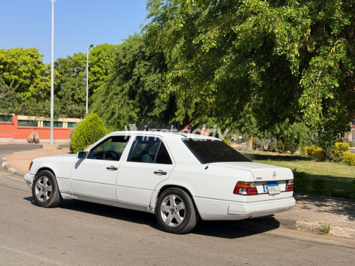 Mercedes E 200 1986 White Automatic Used for Sale in Ismailia - 5