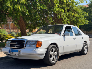 Mercedes E 200 1986 White Automatic Used for Sale in Ismailia