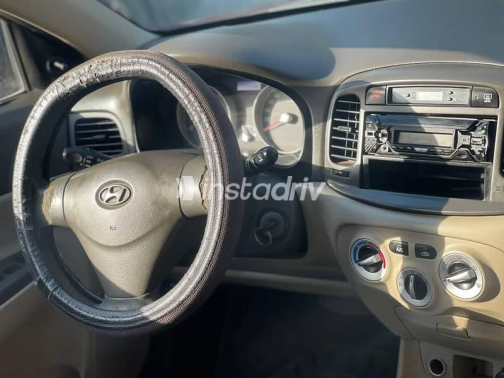 هيونداي اكسنت 2010 أحمر أوتوماتيك مستعملة للبيع في داون تاون - 4