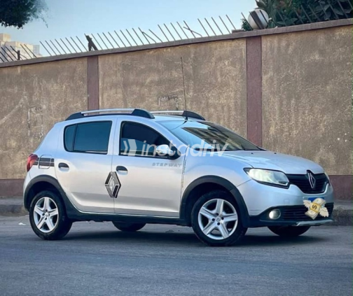 Renault Sandero Step Way 2015 Silver Automatic Used for Sale in Downtown - 2