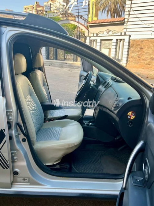 Renault Sandero Step Way 2015 Silver Automatic Used for Sale in Downtown - 4