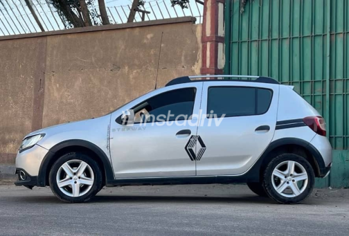 Renault Sandero Step Way 2015 Silver Automatic Used for Sale in Downtown - 6