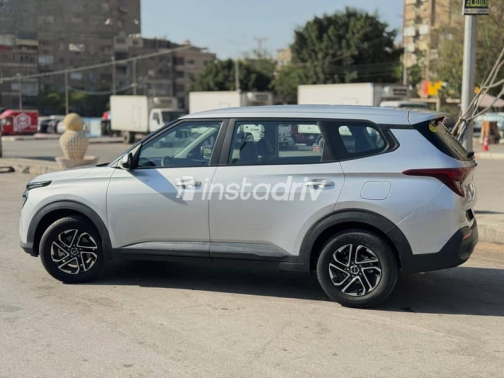 Kia Carens 2024 Silver Automatic Used for Sale in Cairo - 3