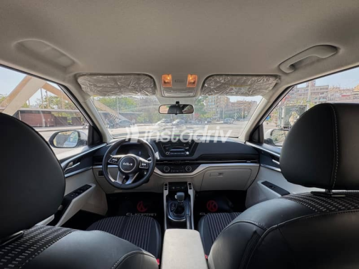 Kia Carens 2024 Silver Automatic Used for Sale in Cairo - 8