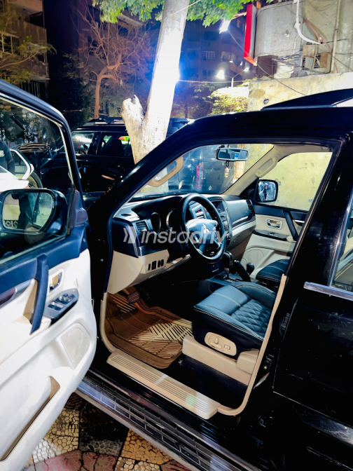 Mitsubishi Montero 2015 Black Automatic Used for Sale in Warraq - 10