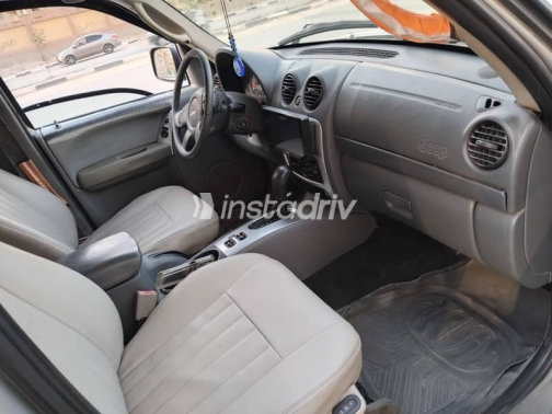 Jeep Liberty 2006 Silver Automatic Used for Sale in Cairo - 4