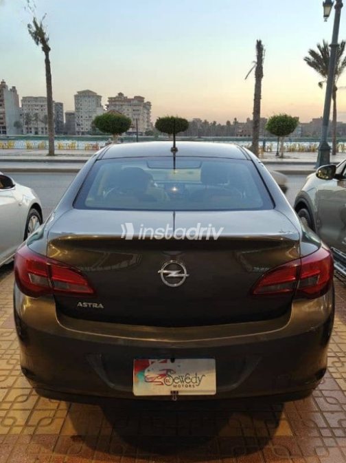 اوبل أسترا 2015 أسود أوتوماتيك مستعملة للبيع في دمياط - 4