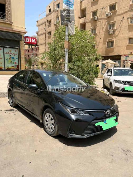 تويوتا كورولا 2021 أسود أوتوماتيك مستعملة للبيع في القاهرة - 4