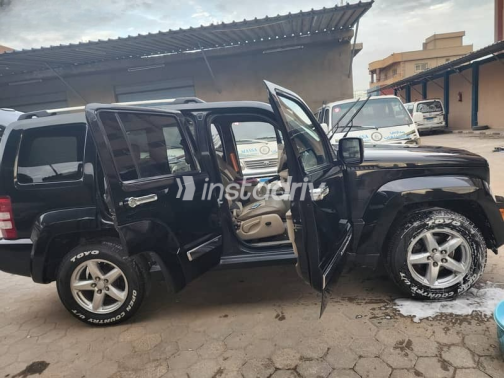 Jeep Cherokee 2009 Black Automatic Used for Sale in Cairo - 4