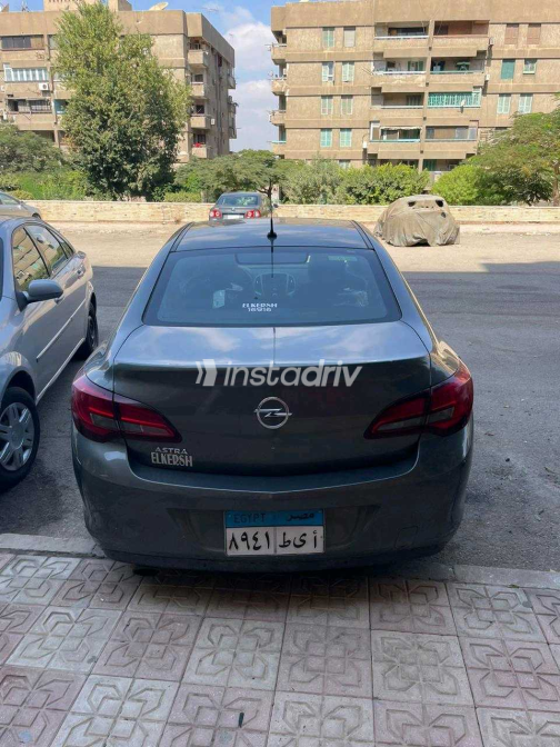 اوبل أسترا 2020 رمادي أوتوماتيك مستعملة للبيع في مدينة نصر - 3