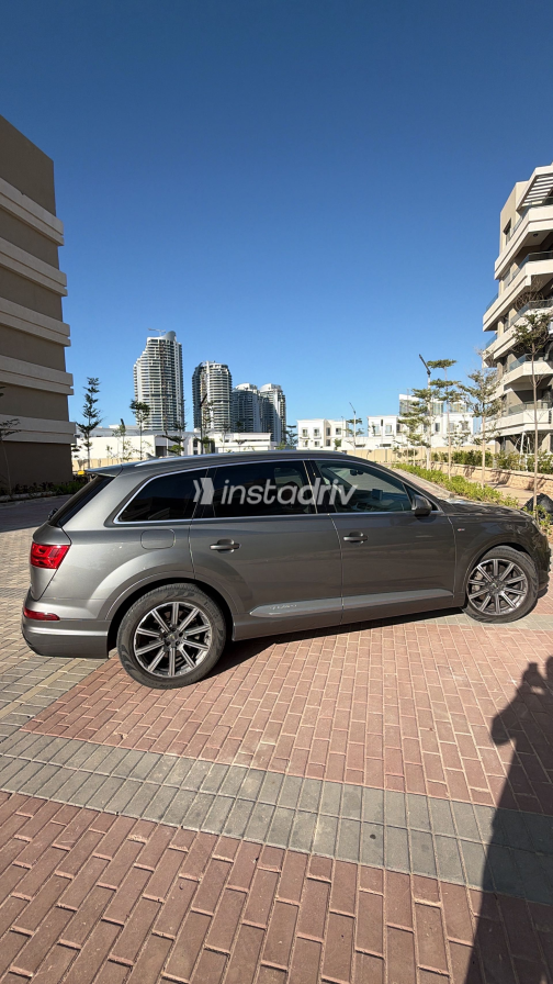 Audi Q7 2018 Gray Automatic Used for Sale in Nasr city - 8