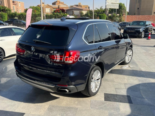 بي ام دبليو X5 2015 أزرق غامق أوتوماتيك مستعملة للبيع في القاهرة - 2