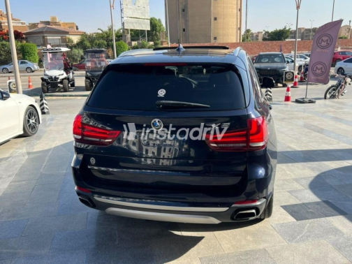 بي ام دبليو X5 2015 أزرق غامق أوتوماتيك مستعملة للبيع في القاهرة - 5