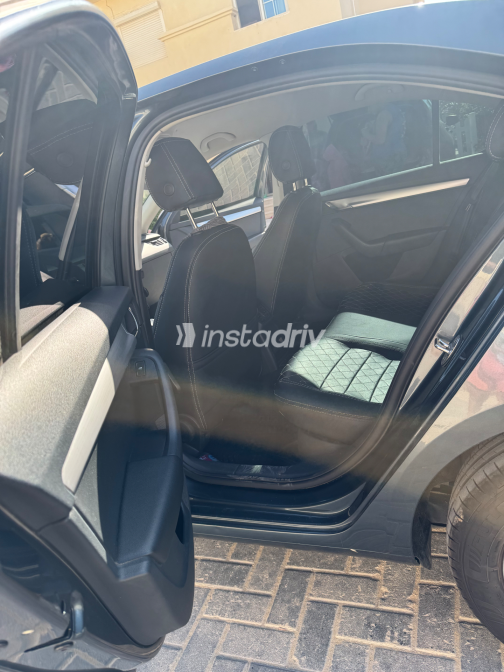 سكودا اوكتافيا A7 2020 رمادي غامق أوتوماتيك مستعملة للبيع في الزقازيق - 3