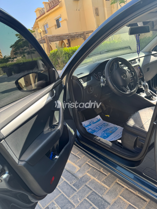 سكودا اوكتافيا A7 2020 رمادي غامق أوتوماتيك مستعملة للبيع في الزقازيق - 5
