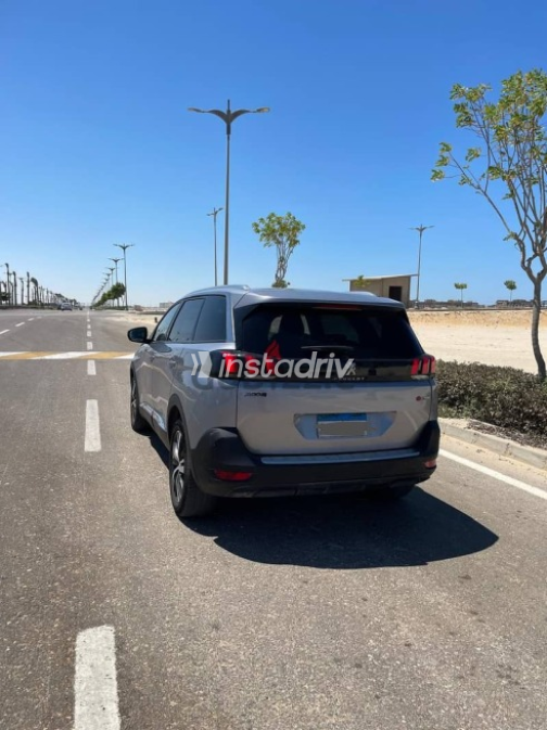 بيجو 5008 2020 فضي أوتوماتيك مستعملة للبيع في الإسكندرية - 4