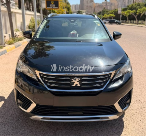 بيجو 5008 2019 أسود أوتوماتيك مستعملة للبيع في الإسكندرية - 1