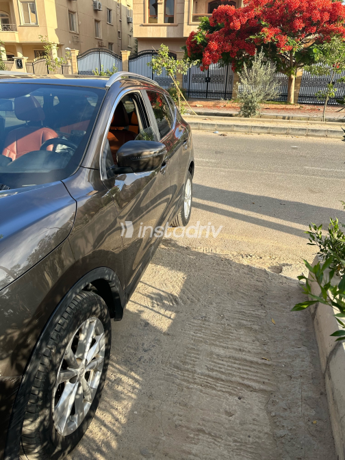 Nissan Qashqai 2016 Brown Automatic Used for Sale in Giza - 4