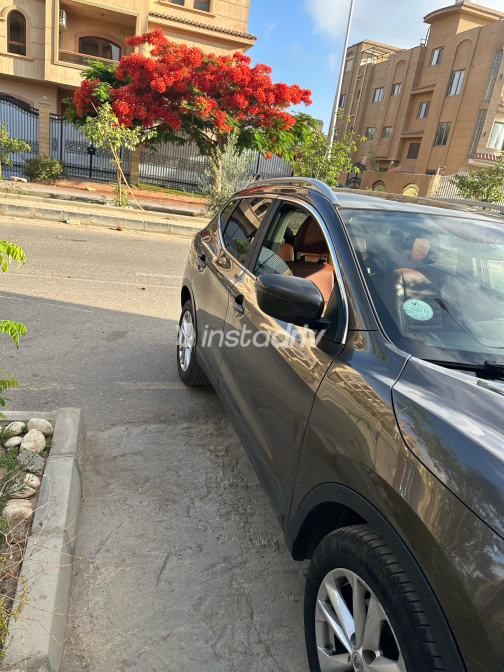 Nissan Qashqai 2016 Brown Automatic Used for Sale in Giza - 6