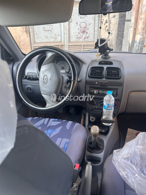 Hyundai Verna 2017 White Manual Used for Sale in Mansoura - 6
