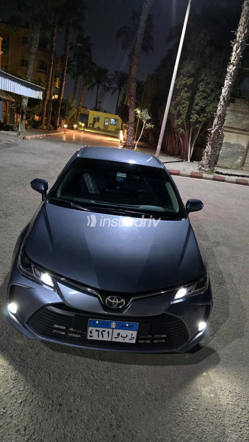 تويوتا كورولا 2022 أبيض CVT مستعملة للبيع في العاشر من رمضان - 2