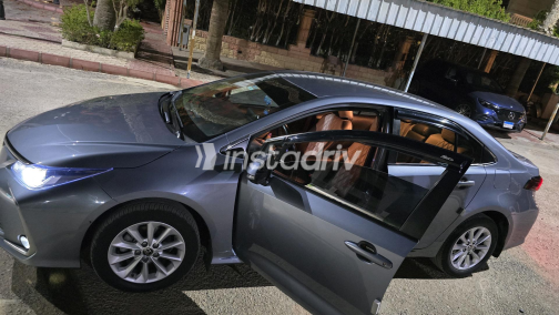 تويوتا كورولا 2022 أبيض CVT مستعملة للبيع في العاشر من رمضان - 3