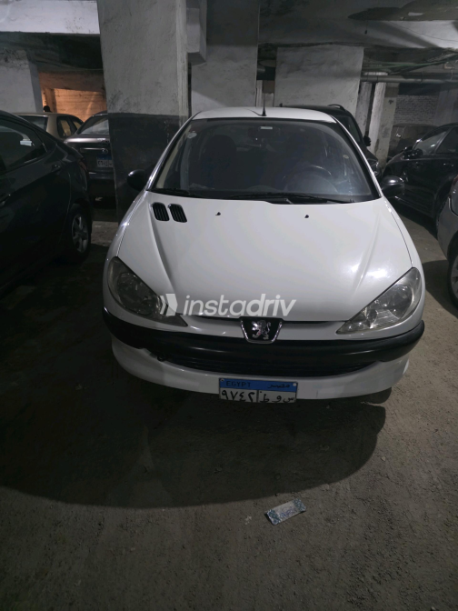 بيجو 206 2001 أبيض يدوي مستعملة للبيع في الإسكندرية - 1