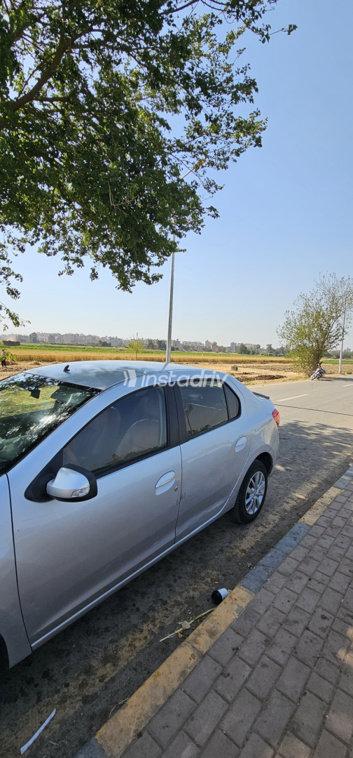 Renault Logan 2017 Silver Automatic Used for Sale in Monufia - 4