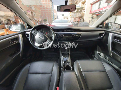 Toyota Corolla 2015 Silver Automatic Used for Sale in Nasr city - 10