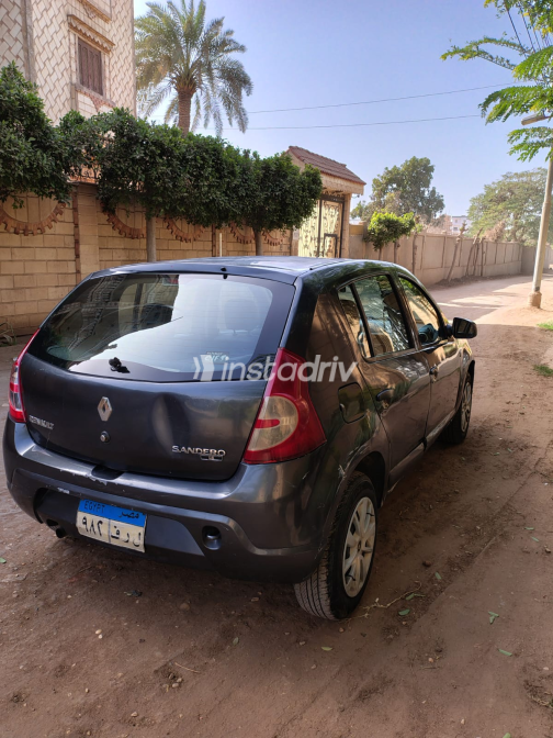 Renault Sandero 2014 Gray Manual Used for Sale in Maadi - 2