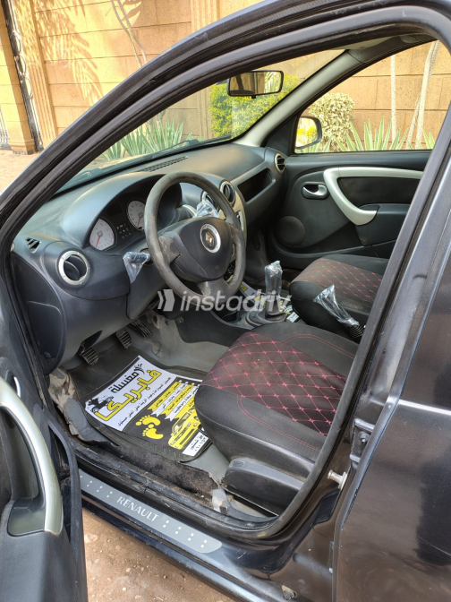 Renault Sandero 2014 Gray Manual Used for Sale in Maadi - 9