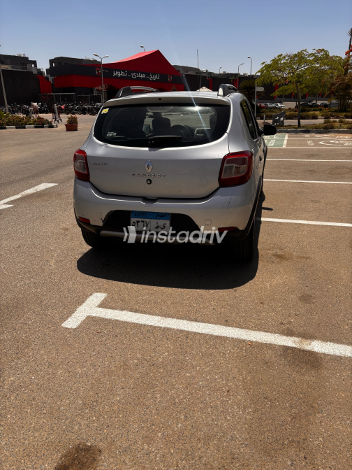 Renault Sandero Step Way 2016 Silver Automatic Used for Sale in Giza - 2