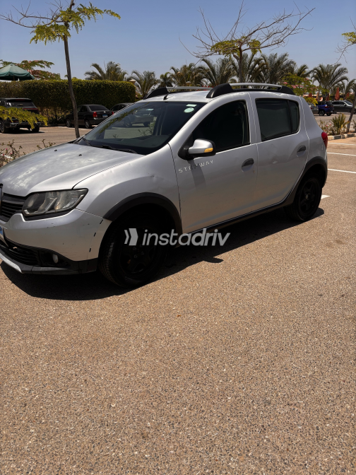 Renault Sandero Step Way 2016 Silver Automatic Used for Sale in Giza - 3