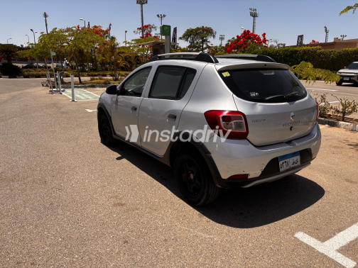 Renault Sandero Step Way 2016 Silver Automatic Used for Sale in Giza - 4