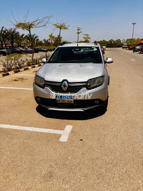 Renault Sandero Step Way 2016 Silver Automatic Used for Sale in Giza - 6