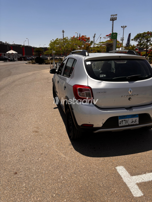 Renault Sandero Step Way 2016 Silver Automatic Used for Sale in Giza - 7