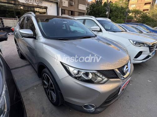 Nissan Qashqai 2018 Silver Automatic Used for Sale in Cairo - 2