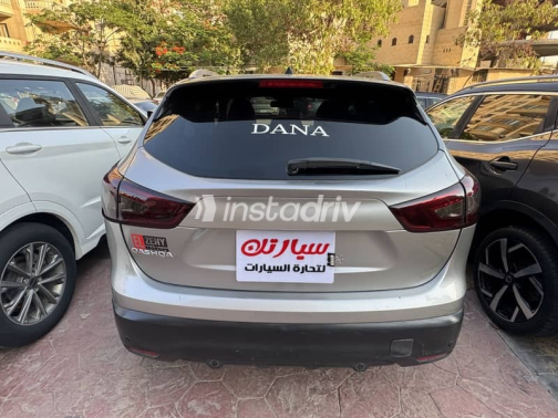 Nissan Qashqai 2018 Silver Automatic Used for Sale in Cairo - 3
