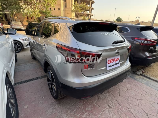 Nissan Qashqai 2018 Silver Automatic Used for Sale in Cairo - 4