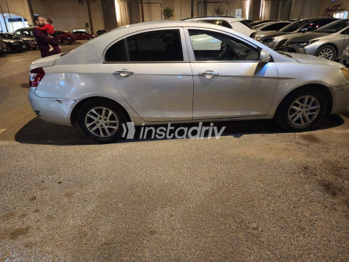 Geely Emgrand 7 2017 Silver Manual Used for Sale in Giza - 3