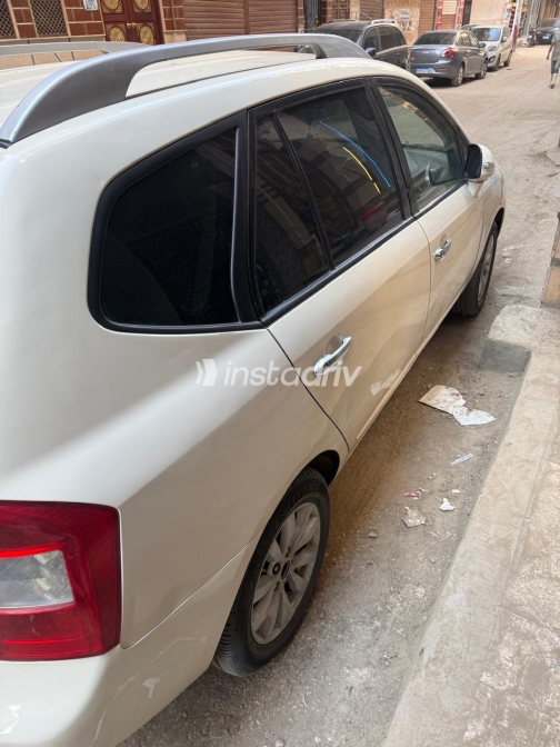 Kia Carens 2012 Beige Automatic Used for Sale in Zagazig - 4