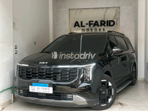 كيا كارنفال 2024 أسود أوتوماتيك مستعملة للبيع في القاهرة - 1